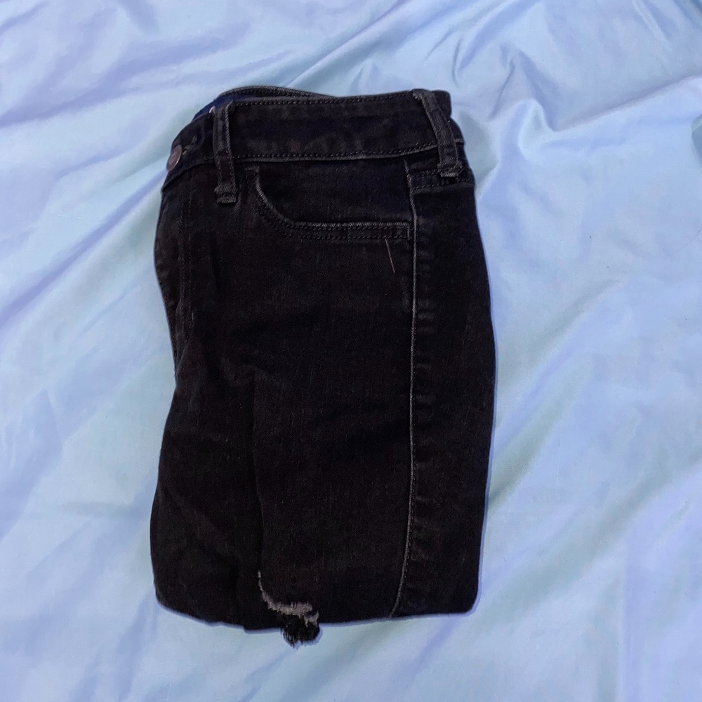 Low-Rise Crop Black Super Skinny Hollister Co.